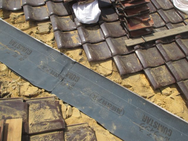 高砂市の谷板金交換工事における防水紙の敷設